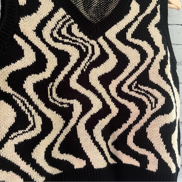 Black and Cream Retro Trippy Y2K Vest - Picture 4 of 5